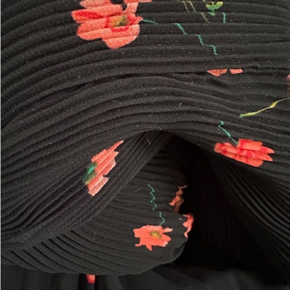 WILFRED Tank Black Scoop Neckline Micro Pleat Chiffon Lined Pink Floral Sz M - Picture 8 of 8